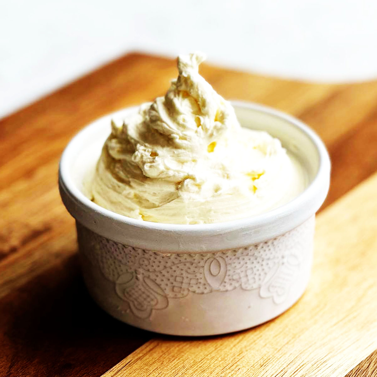 Easy Whipped Cream Cheese: Achieve Lightness with 4 Simple Ingredients